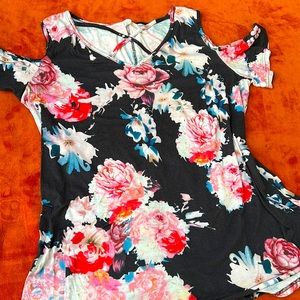 Xxl cold shoulder t plus size swing hem bold floral neckline x in fair shape